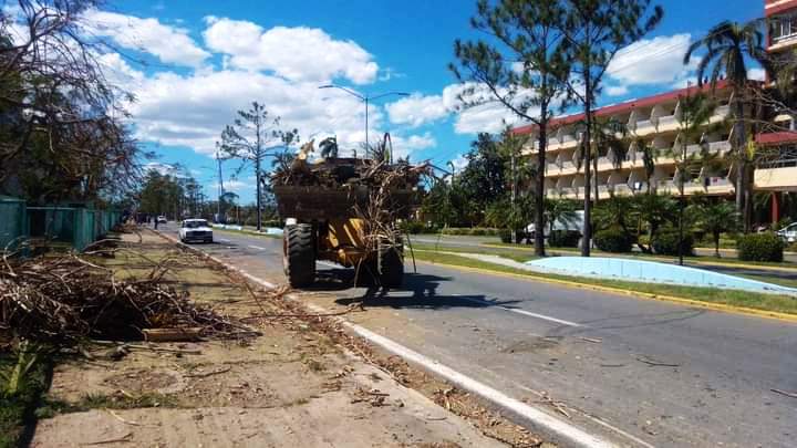 Apoya brigada de la ECOING 12 de Cienfuegos recogida de desechos del huracán en Pinar del Río