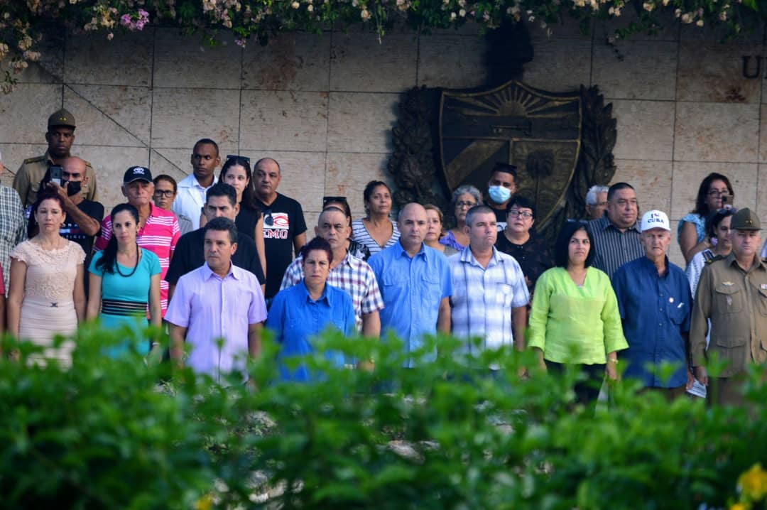 Ofrendas de Raúl y Díaz-Canel a combatientes del frente Las Villas Ofrendas de Raúl y Díaz-Canel a combatientes del frente Las Villas