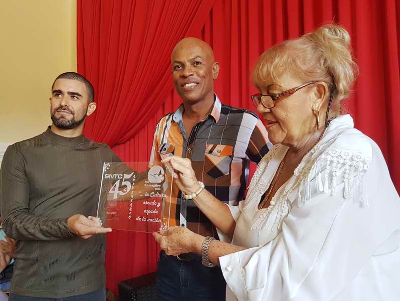 Director Consejo Artes Escénicas, Kenny Ortigas y Secretaria Sindical, Krupskaia Pereira reciben Placa 45 y más por la Cultura Director Consejo Artes Escénicas, Kenny Ortigas y Secretaria Sindical, Krupskaia Pereira reciben Placa 45 y más por la Cultura