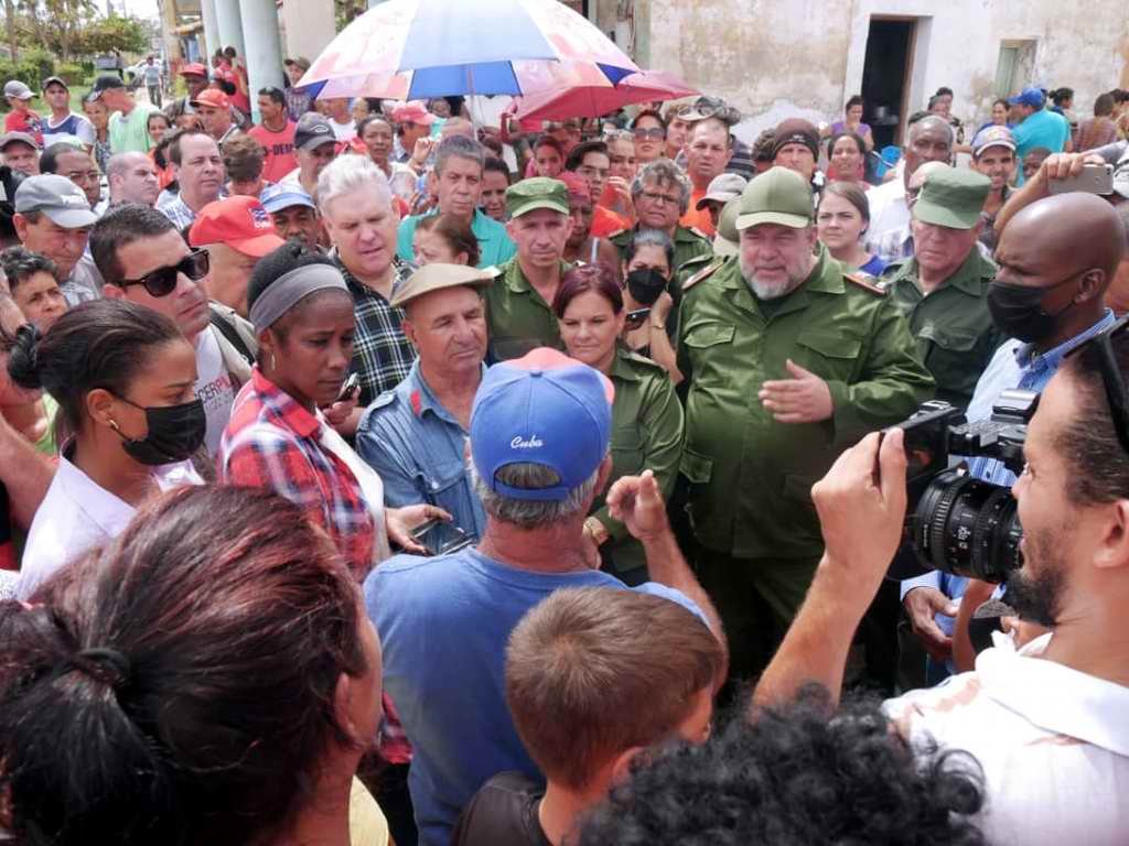 Evalúa Primer Ministro cubano recuperación en Pinar del Río tras el paso de Ian