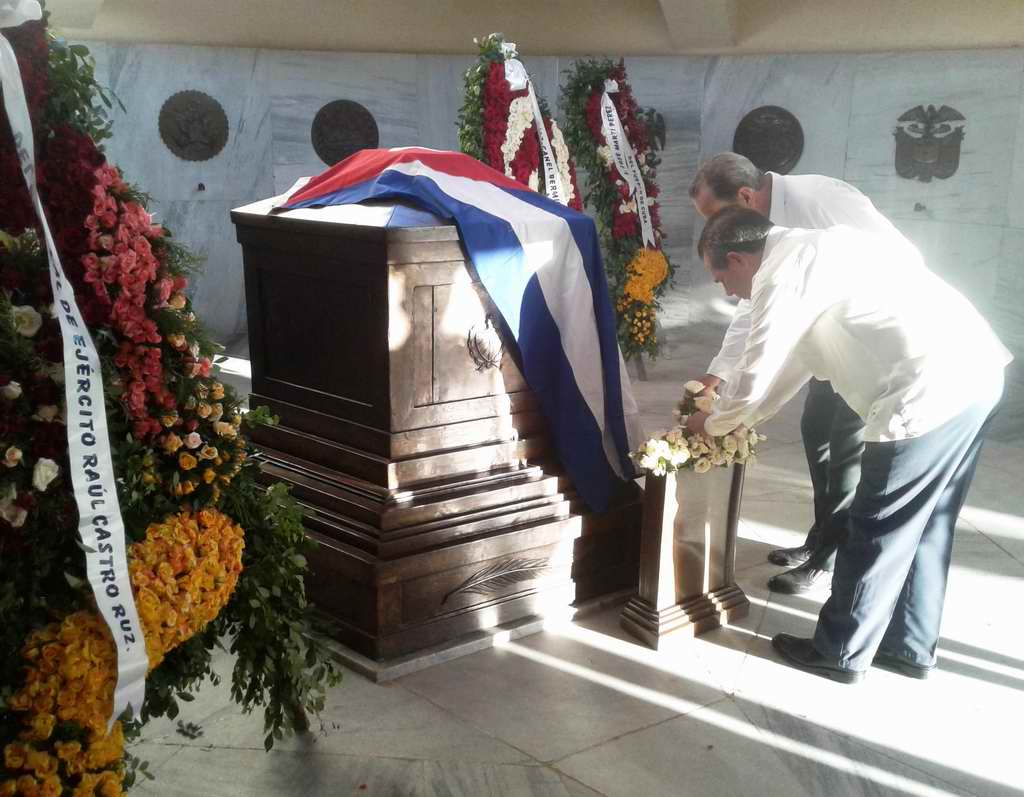 Ofrendas florales de Raúl y Díaz-Canel honran la fecha Patria