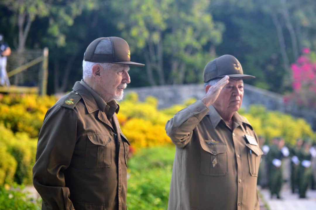 Ofrendas de Raúl y Díaz-Canel a combatientes del frente Las Villas Ofrendas de Raúl y Díaz-Canel a combatientes del frente Las Villas
