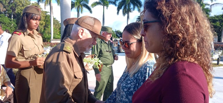 El Comandante Ramiro Valdés sostuvo un emotivo intercambio con los familiares de los combatientes