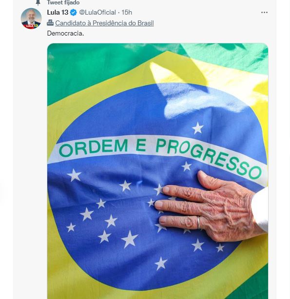El líder del Partido de los Trabajadores (PT) empleó sus redes sociales para publicar la palabra “Democracia”, junto a una foto en la que se aprecia su mano y la bandera de Brasil. 