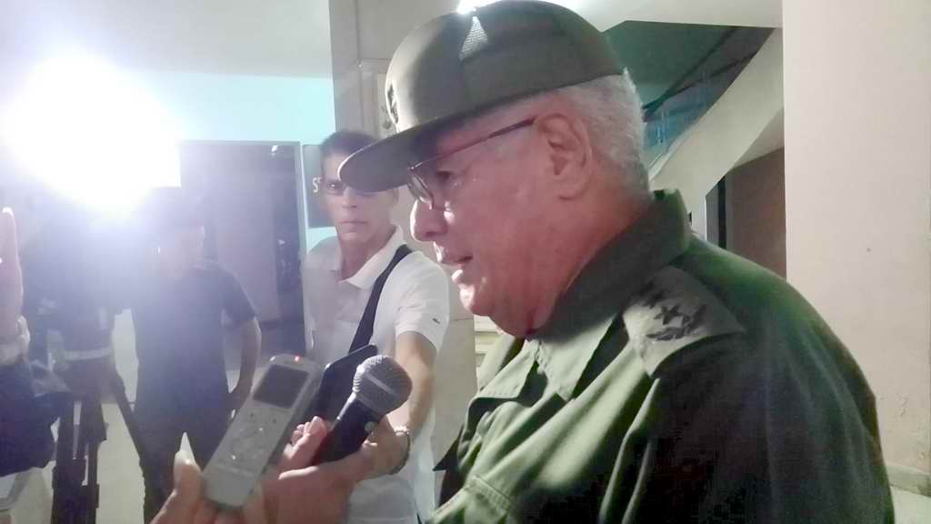 El Ministro de las Fuerzas Armadas Revolucionarias (MINFAR) General de Cuerpo de Ejército Álvaro López Miera también ejerció su derecho al voto en el mismo colegio electoral