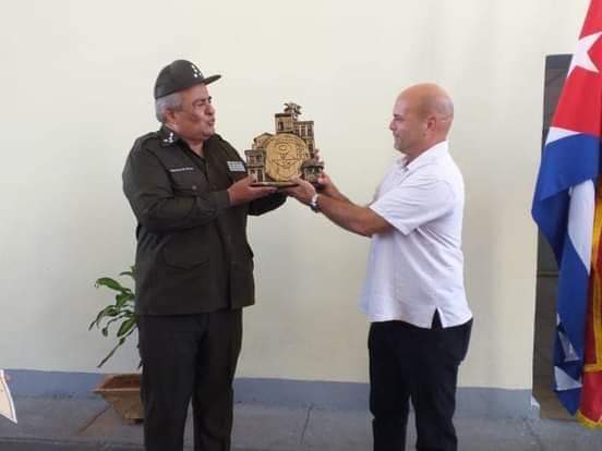 Recibe el Premio del Barrio Cuerpo de Bomberos de Cuba  Recibe el Premio del Barrio Cuerpo de Bomberos de Cuba