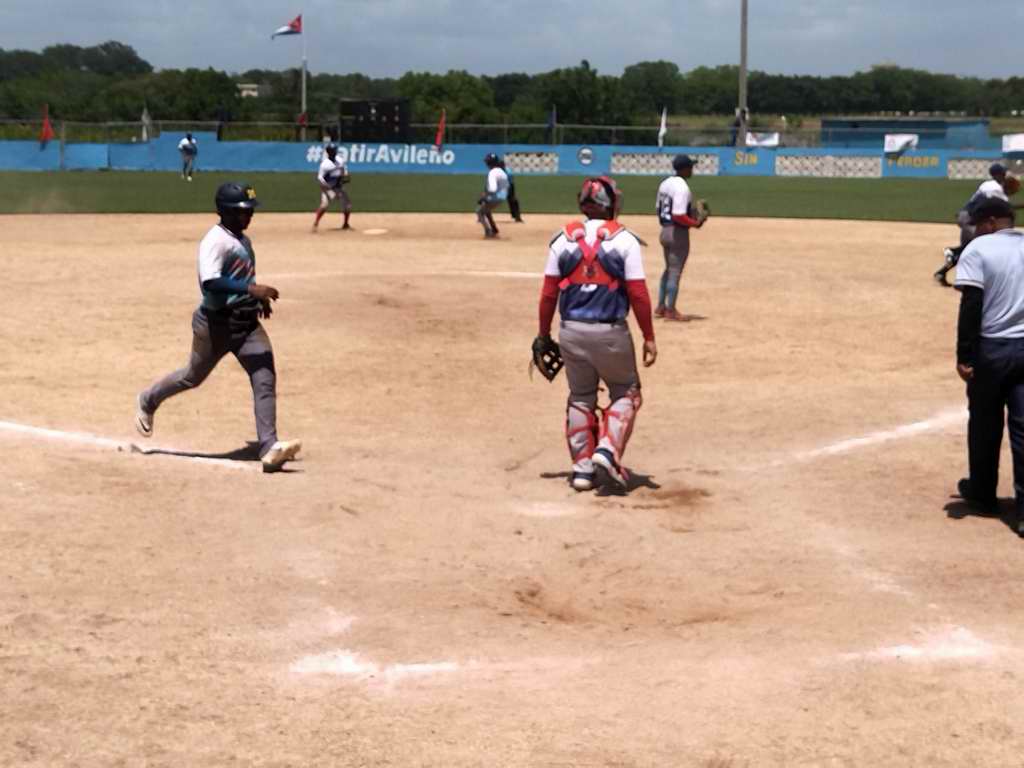 Ciego sigue indetenible en Nacional de Softbol