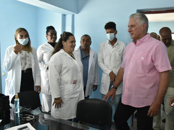 Díaz-Canel recorrió otras instalaciones como el consultorio médico y la farmacia Díaz-Canel recorrió otras instalaciones como el consultorio médico y la farmacia