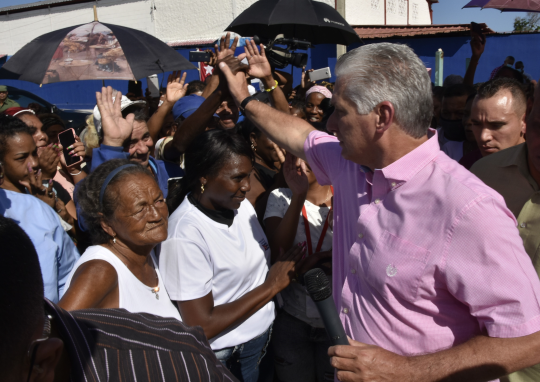 El presidente cubano intercambió con los vecinos de la barriada habanera