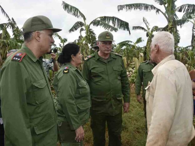 Presidente de Cuba visita zonas dañadas por huracán en Artemisa