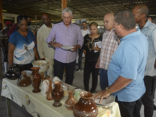 El presidente Díaz-Canel visitó la Fábrica de Cerámica, un renglón distintivo de la Isla.