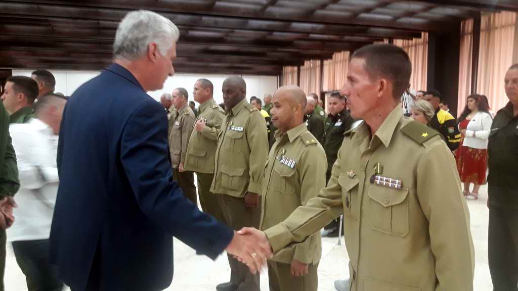 El presidente cubano felicitó a cada uno de estos héroes y les agradeció la valentía demostrada durante el siniestro