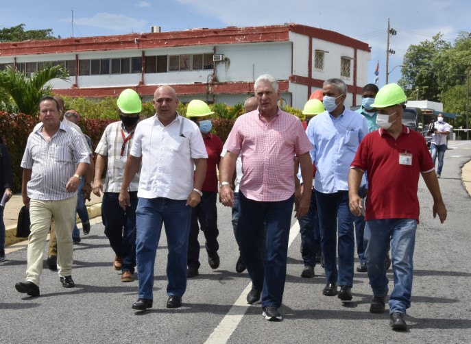 Díaz-Canel en la Termoeléctrica de Cienfuegos, una de las más estables del país