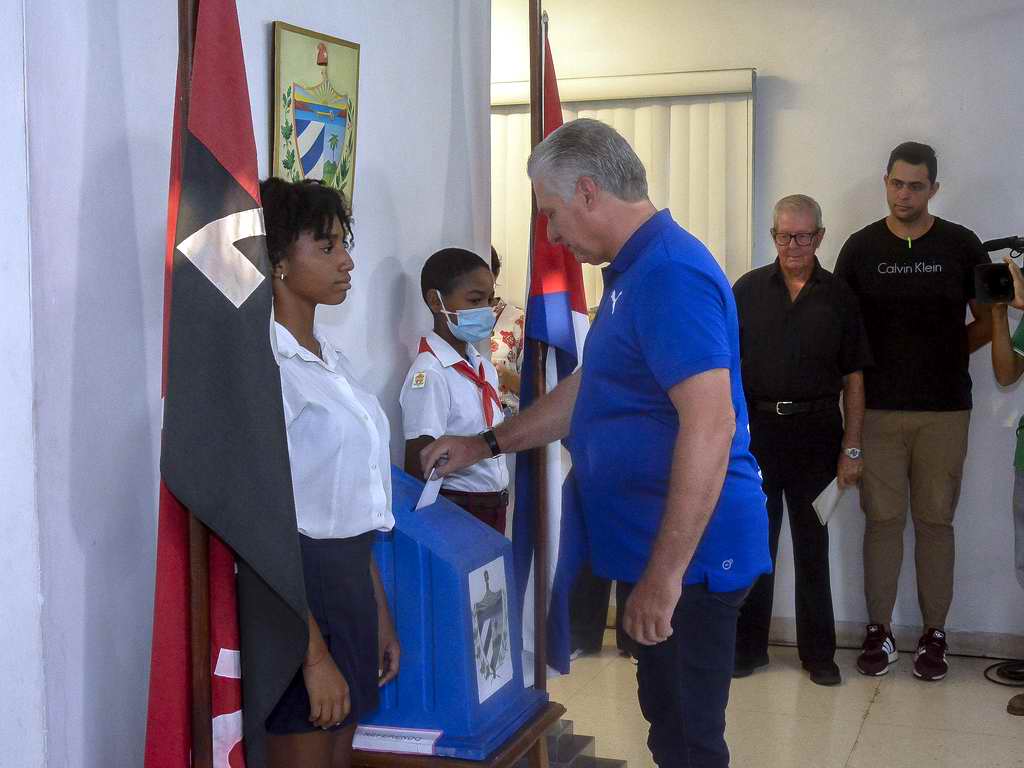 Díaz-Canel: El Código hay que asumirlo desde el corazón poniéndose en el lugar de los otros Díaz-Canel: El Código hay que asumirlo desde el corazón poniéndose en el lugar de los otros