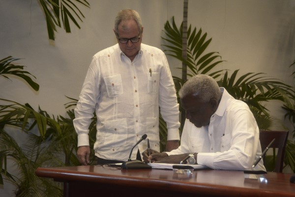 Esteban Lazo Hernández, Presidente del Parlamento cubano firmó el Código de las Familias.