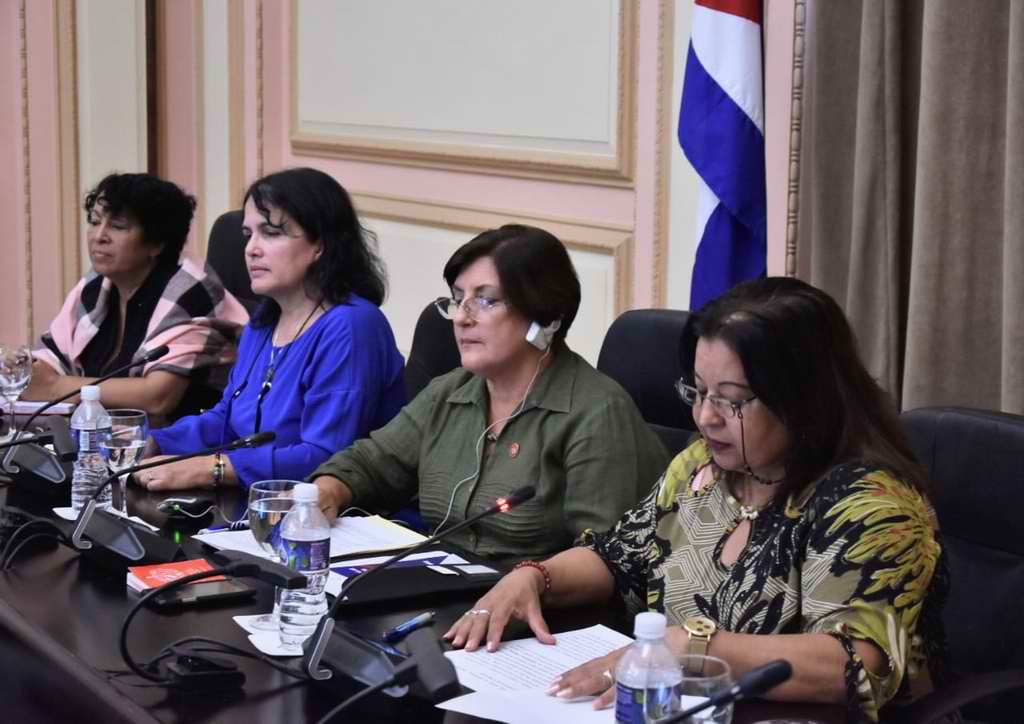 Participan parlamentarios cubanos y europeos en foro digital sobre liderazgo de la mujer ( + Video) Participan parlamentarios cubanos y europeos en foro digital sobre liderazgo de la mujer ( + Video)