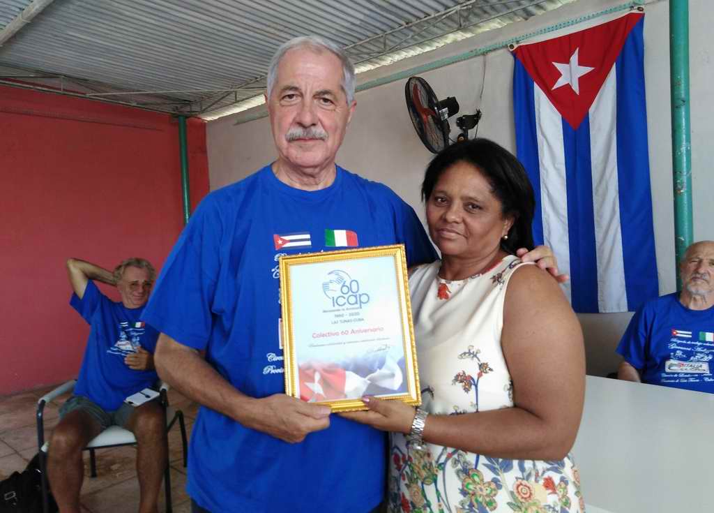 Reconocimiento que acreditó a la Brigada, Colectivo Aniversario 60 del Instituto Cubano de Amistad con los Pueblos (ICAP), de mano de la Presidenta de la Filial tunera, María Romero Rodríguez. 