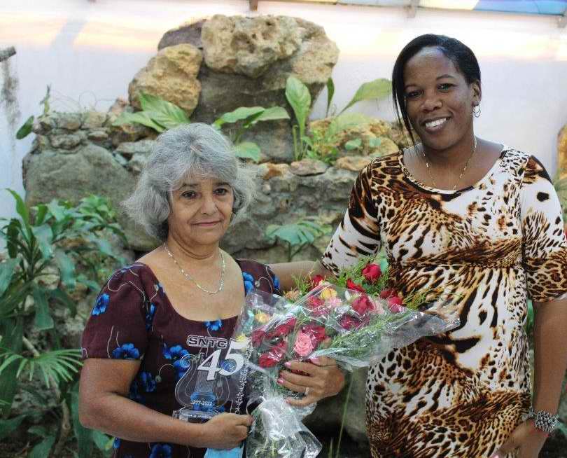 De izquierda a derecha, Obdulia Matos, condecorada. Yunelkis Reyes, Sindicato provincial de cultura