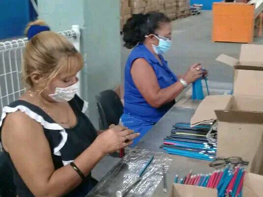 La producción de lápices de la empresa, única en Cuba, no satisface la demanda