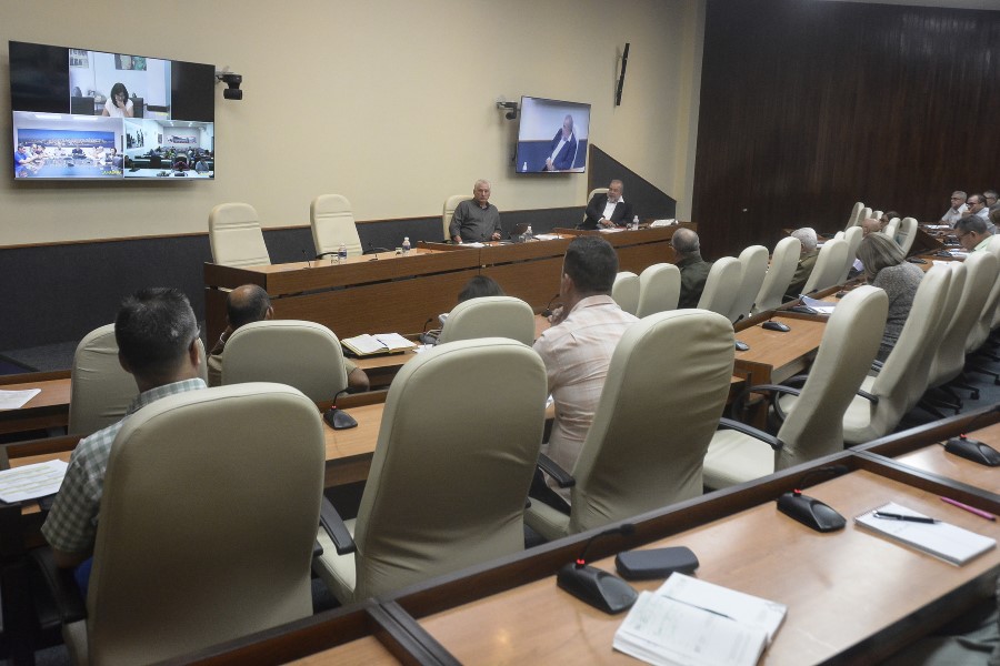 Evalúa Gobierno cubano acciones de recuperación tras accidentes en la Base de Supertanqueros y el Hotel Saratoga