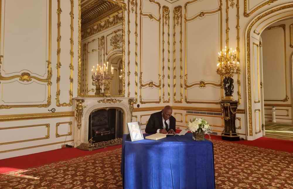 Vice President of Cuba pays tribute to Queen Elizabeth II in London
