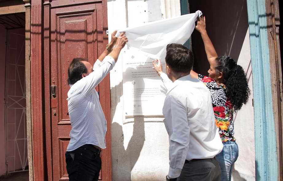 Tarja y sello conmemorativo perpetúan obra de Eusebio Leal en Cuba