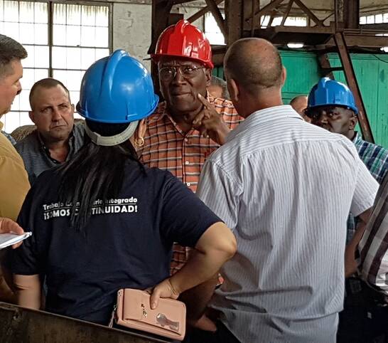 El vicepresidente cubano chequeó la preparación de la maquinaria de corte para la zafra El vicepresidente cubano chequeó la preparación de la maquinaria de corte para la zafra