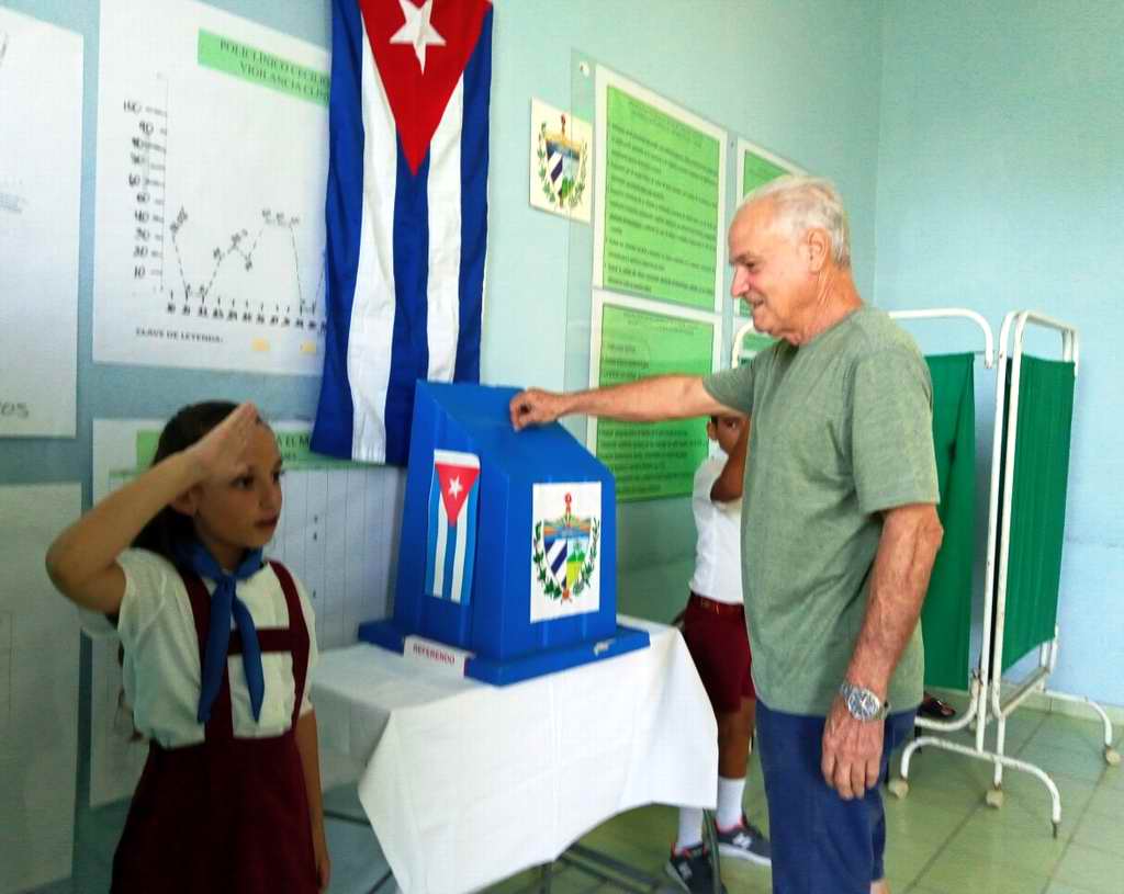 Cienfuegueros agradecidos votan al pie de las urnas por el nuevo Código de las Familias