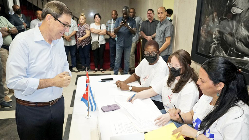 Foreign Minister Bruno Rodriguez votes from New York in the referendum on the Code of Families