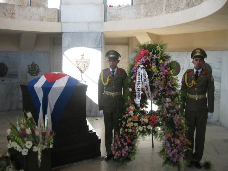 Rinden tributo a Martí y a Fidel en Santiago de Cuba. Foto: Sergio Martínez