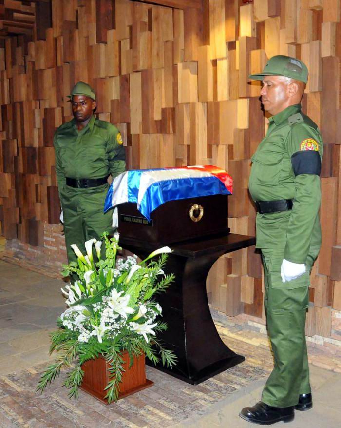 En el mismo lugar donde Villa Clara custodia los restos mortales del Che descansa Fidel en la primera parada de su travesía. Foto:Juvenal Balán
