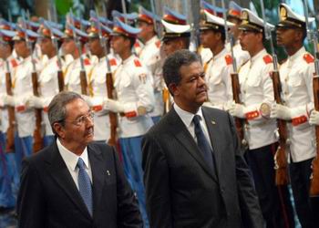 Raúl Castro junto a Leonel Antonio 
