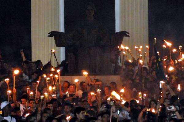 Cientos de antorchas empuñarán los jóvenes en homenaje a Martí Cientos de antorchas empuñarán los jóvenes en homenaje a Martí