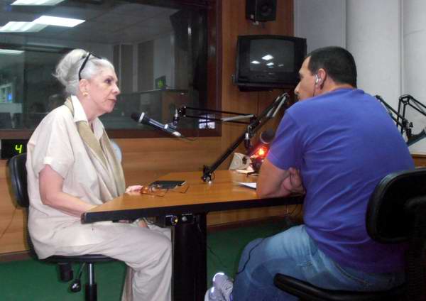 Miriam Ramos en la Revista Cultural Así, en la cabina principal de Radio Rebelde. Foto Abel Rojas.