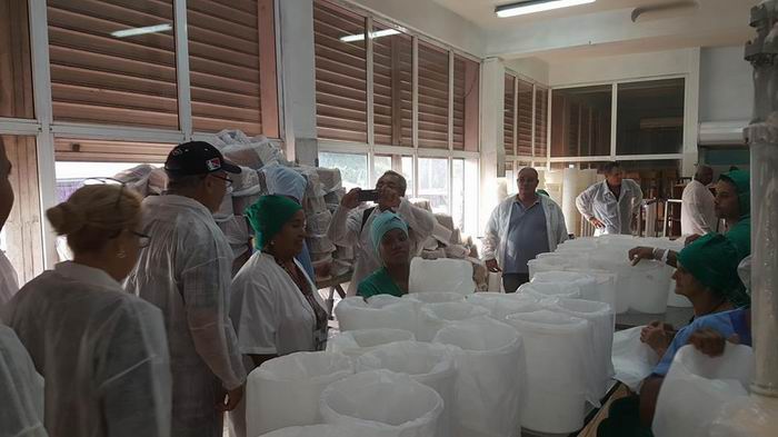 Evalúan recuperación de la Fábrica de Helados Coppelia en La Habana
