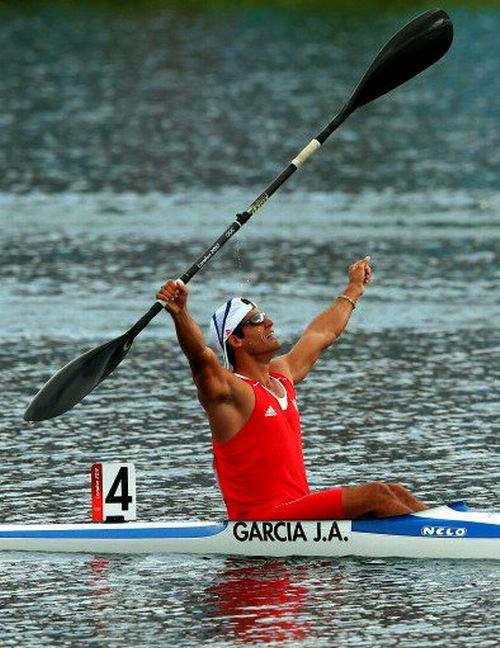 El cubano Jorge Antonio García celebra tras ganar la final B del K-1 a 1000 metros con tiempo de 3:29.938, y terminó en el noveno puesto del kayak olímpico en los XXX Juegos Olímpicos Londres 2012. Foto: Cameron Spencer.