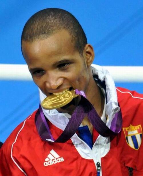El boxeador cubano Roniel Iglesias, de la división de 64 Kg, se corona Campeón de los XXX Juegos Olímpicos Londres 2012, el 11 de agosto de 2012. Foto: Ricardo López Hevia.