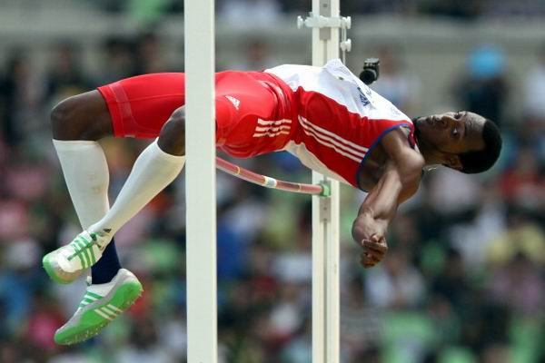 El cubano Victor Moya quedó eliminado del salto alto al no lograr sobrepasar los 2.29 metros en los XXX Juegos Olímpicos Londres 2012. Foto: Chris McGrath.