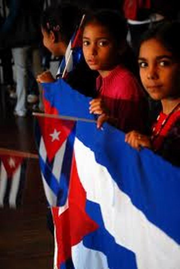 Rinden tributo jóvenes cubanos a combatientes internacionalistas caídos en África. Foto: Daylin Ruano