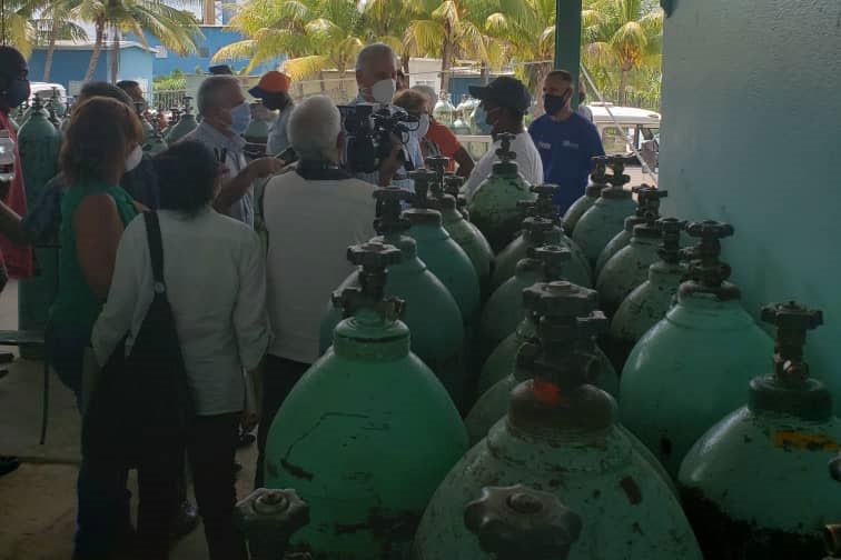 Díaz-Canel chequea producción de oxígeno medicinal