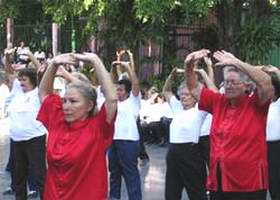 Pr&aacute;cticar ejercicios en la tercera edad es recomendable para la salud