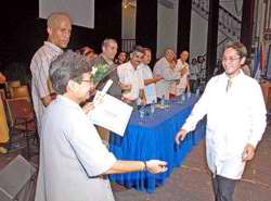 Graduados m&aacute;s de siete mil profesionales de la salud en universidad cienfueguera 
