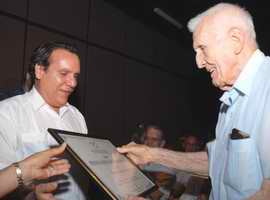 Jos&eacute; Ram&oacute;n Fern&aacute;ndez (D), Vicepresidente del Consejo de Ministros de la Rep&uacute;blica de Cuba, hace entrega del Premio Nacional de Medio Ambiente a Omar Olaz&aacute;bal, Director General de Mundo Latino