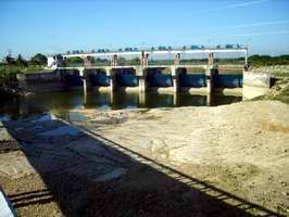 Compuertas del aliviadero sobre el r&iacute;o Cayajan&aacute;