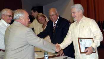 El Comandante de la Revolución Ramiro Valdés entrega premios FIHAV 2009