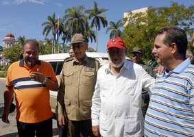 Manuel Marrero Cruz, Ministro de Turismo, los comandantes Julio Camacho Aguilera y Jorge Risque Vald&eacute;s, y Jos&eacute; Ram&oacute;n Monteagudo Ruiz Primer secretario del Partido en la provincia de Cienfuegos