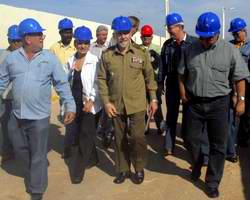 El Comandante de la Revoluci&oacute;n Ramiro Vald&eacute;s Men&eacute;ndez recorre nueva Central el&eacute;ctrica en La Habana