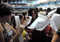 Estudiantes del Instituto Superior Polit&eacute;cnico Jos&eacute; Antonio Echeverr&iacute;a reciben sus t&iacute;tulos de graduados