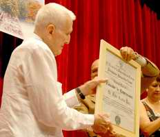 Jos&eacute; Ram&oacute;n Fern&aacute;ndez &Aacute;lvarez recibe reconocimiento a Fidel Castro