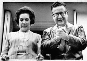 Ex presidente chileno Salvador Allende junto a a su esposa Hortensia Bussi